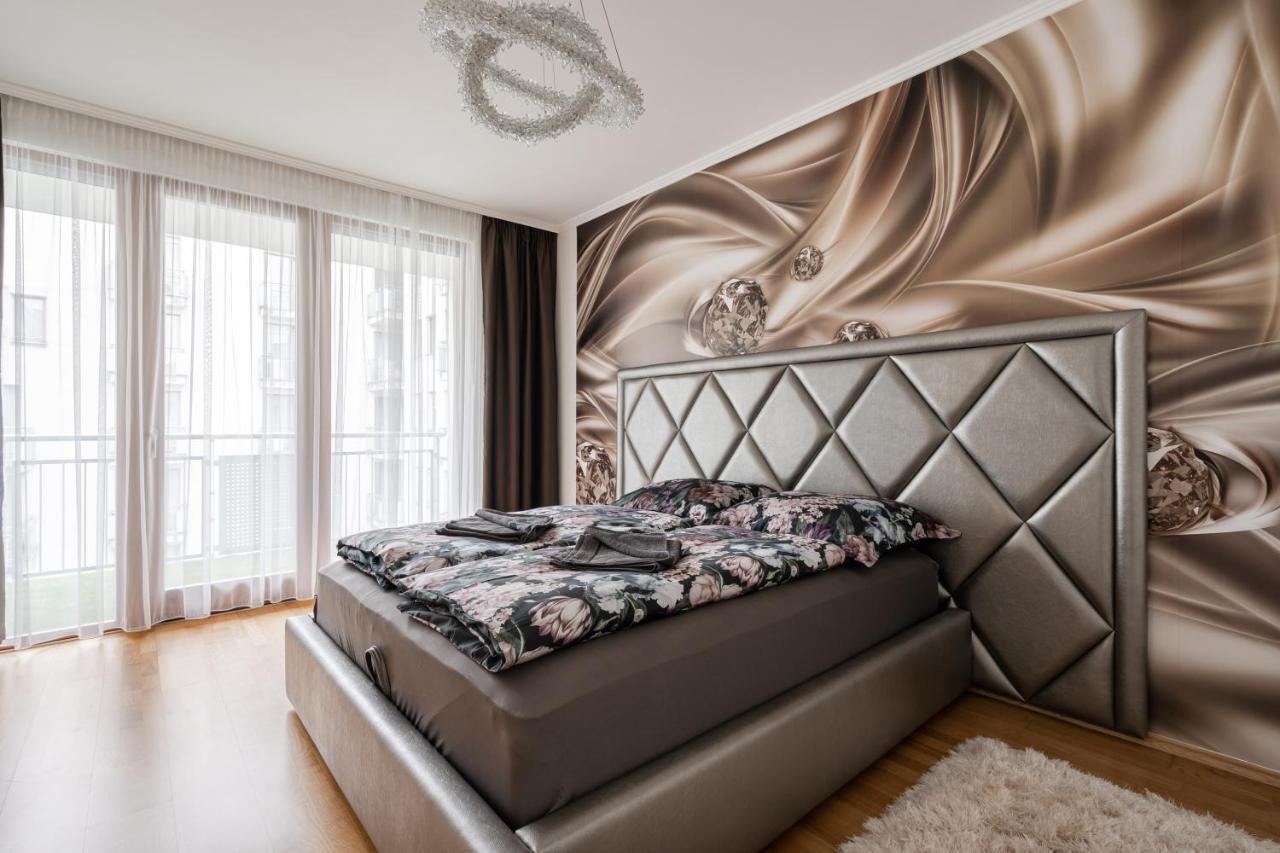 Penthouse Three Bedrooms, Three Balconies Apartment With Free Parking In Kiraly Street Budapeşte Dış mekan fotoğraf
