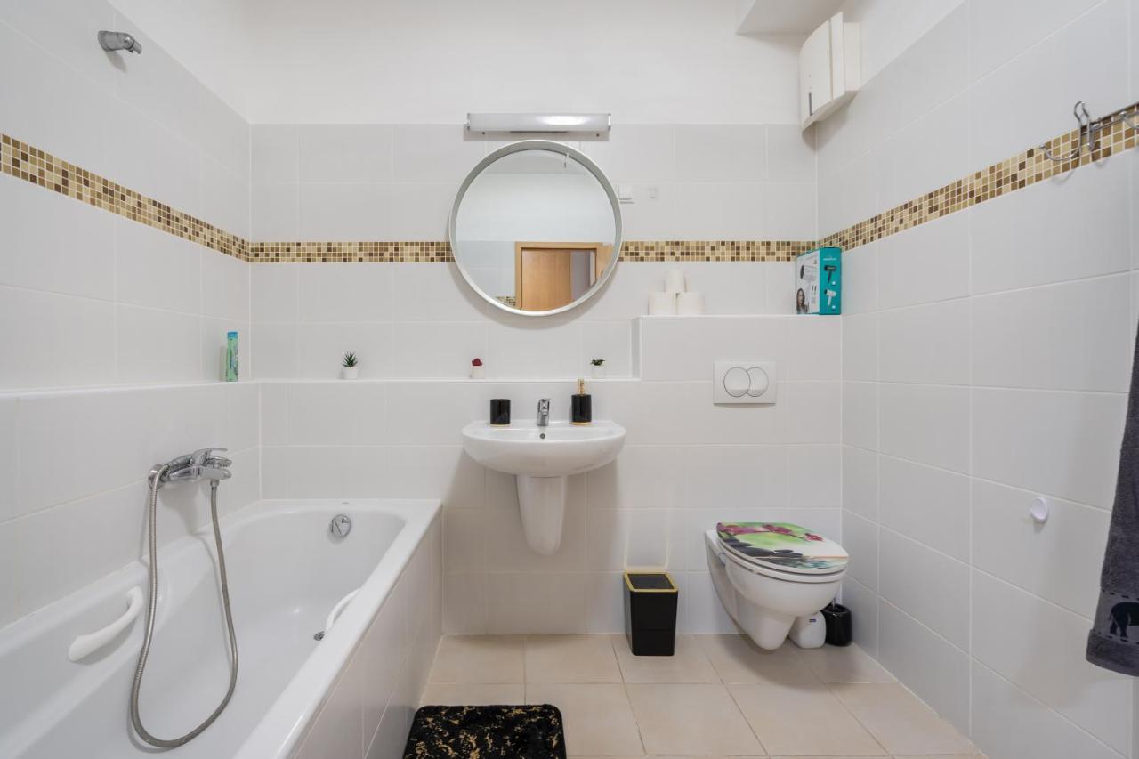 Penthouse Three Bedrooms, Three Balconies Apartment With Free Parking In Kiraly Street Budapeşte Dış mekan fotoğraf