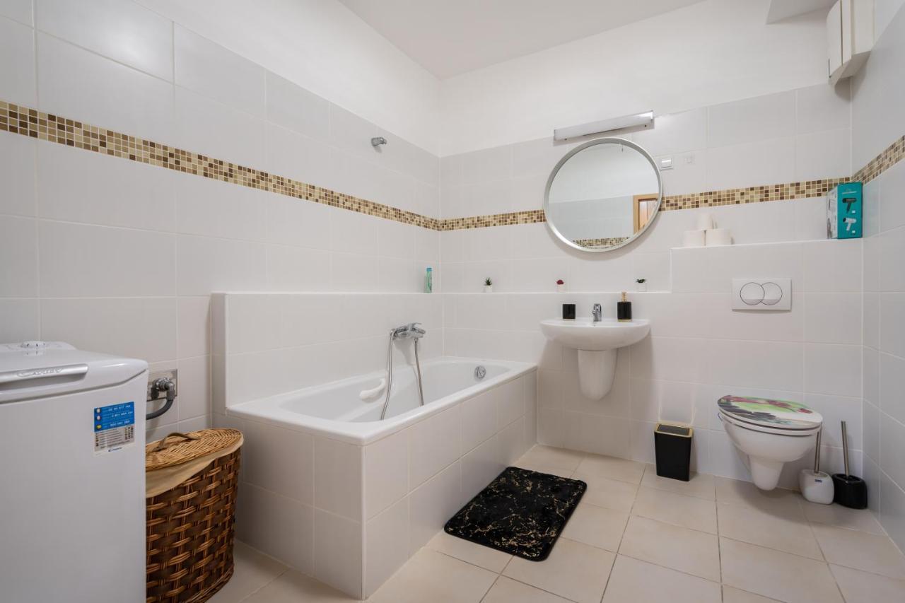 Penthouse Three Bedrooms, Three Balconies Apartment With Free Parking In Kiraly Street Budapeşte Dış mekan fotoğraf
