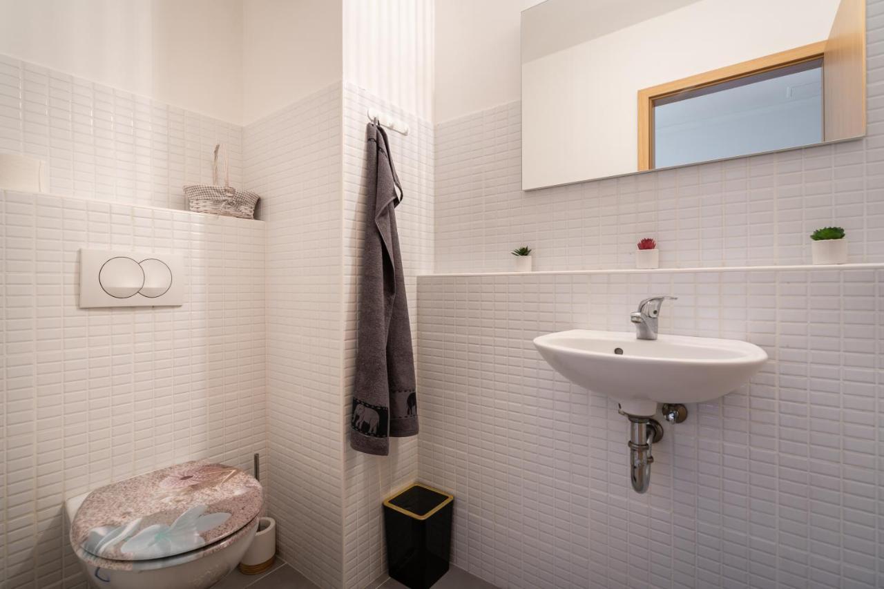 Penthouse Three Bedrooms, Three Balconies Apartment With Free Parking In Kiraly Street Budapeşte Dış mekan fotoğraf
