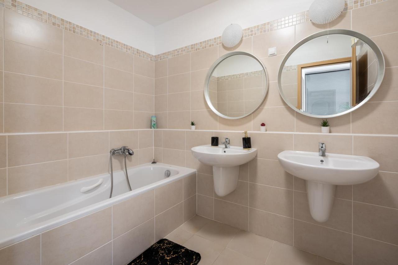 Penthouse Three Bedrooms, Three Balconies Apartment With Free Parking In Kiraly Street Budapeşte Dış mekan fotoğraf