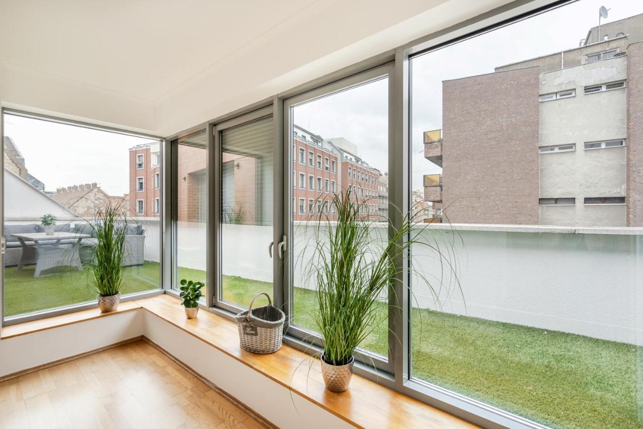 Penthouse Three Bedrooms, Three Balconies Apartment With Free Parking In Kiraly Street Budapeşte Dış mekan fotoğraf