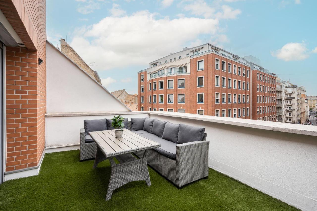 Penthouse Three Bedrooms, Three Balconies Apartment With Free Parking In Kiraly Street Budapeşte Dış mekan fotoğraf