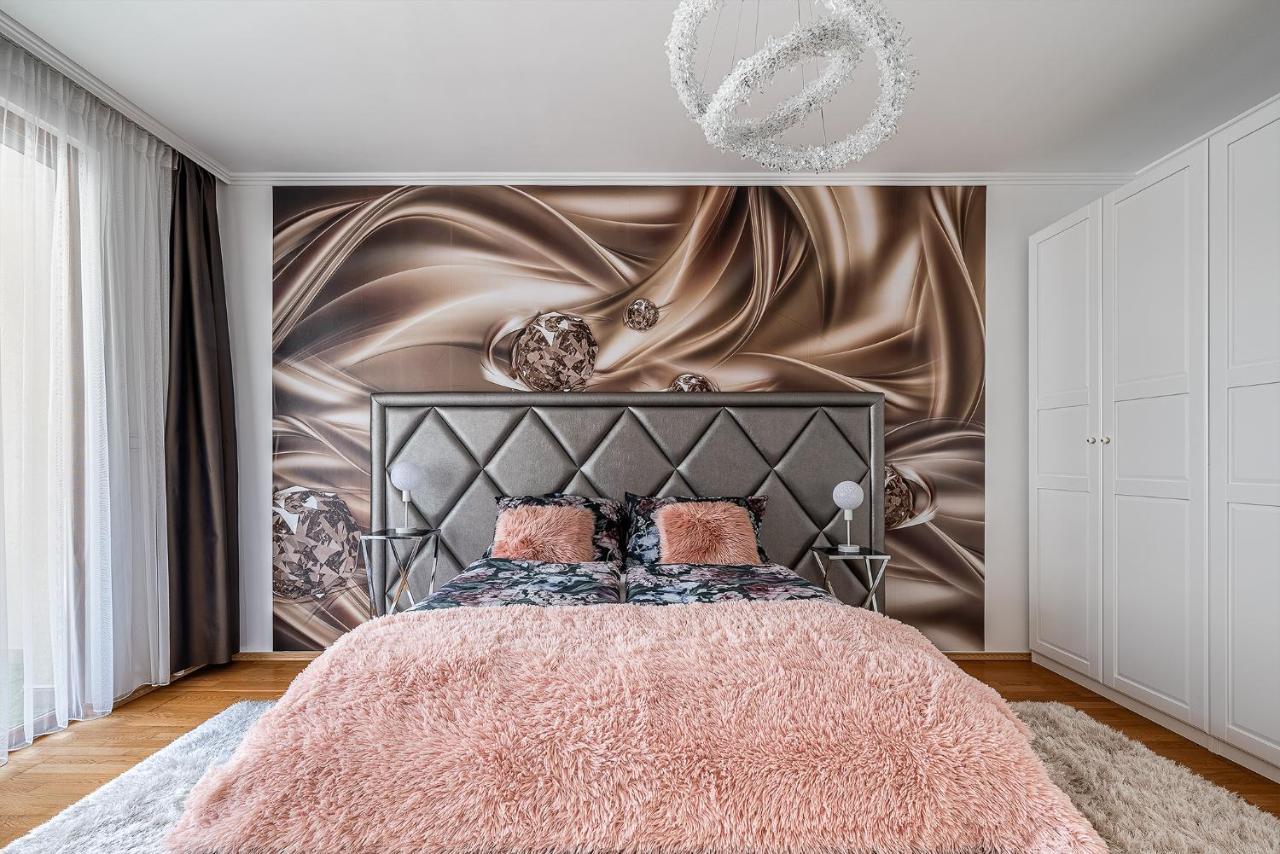 Penthouse Three Bedrooms, Three Balconies Apartment With Free Parking In Kiraly Street Budapeşte Dış mekan fotoğraf